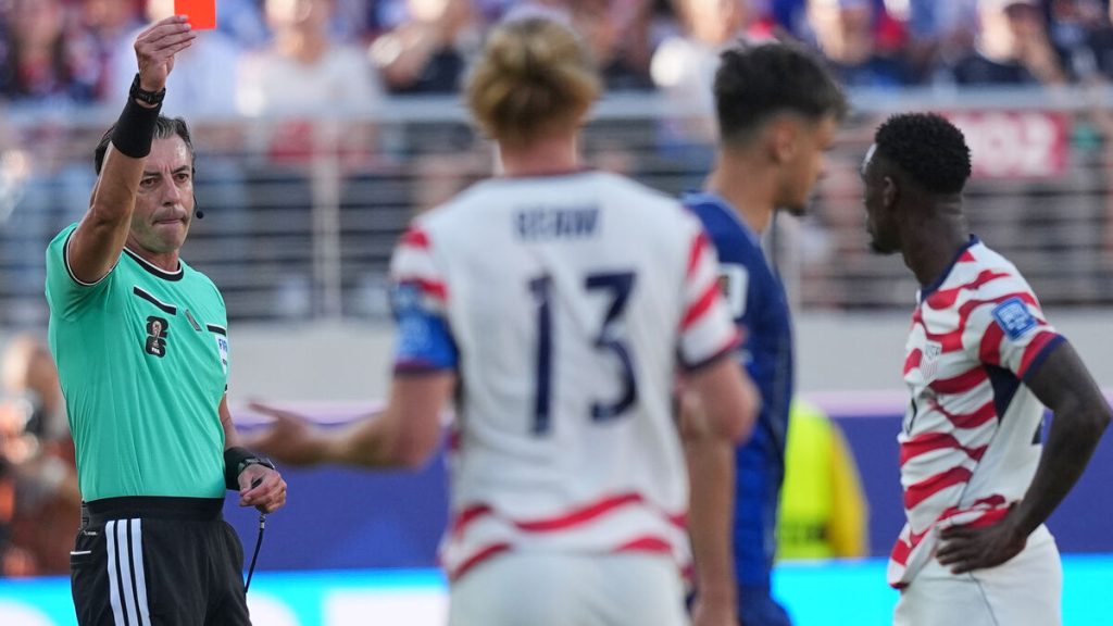 USA går vidare till VM:s åttondelsfinal trots Baloguns röda kort