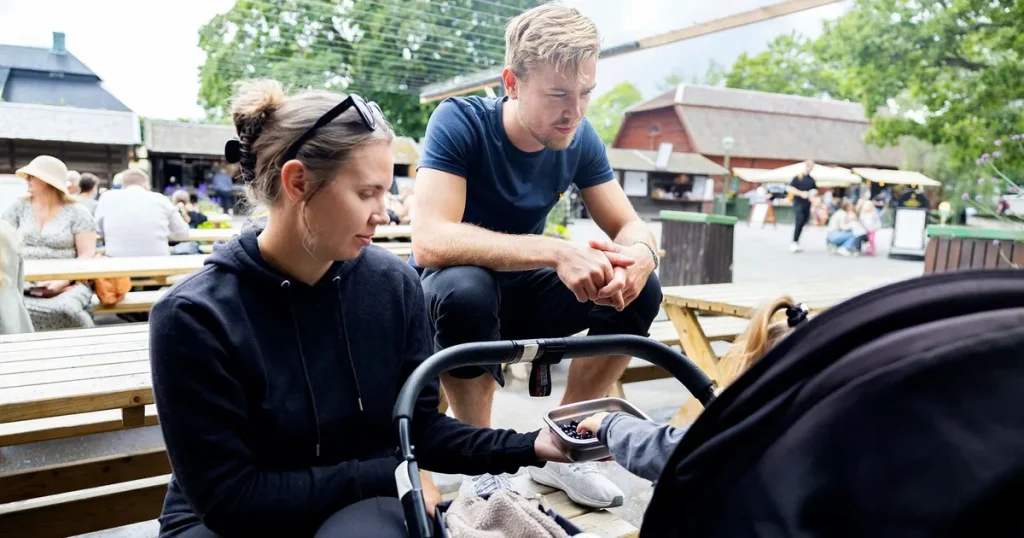 Så påverkas barn när föräldrar fastnar i mobilen