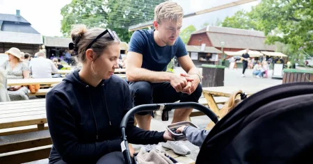 Så påverkas barn när föräldrar fastnar i mobilen