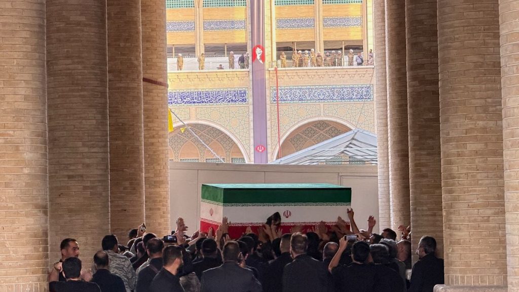 Khameneis kropp förd till religiöst komplex i Teheran inför begravning, rapporterar IRNA