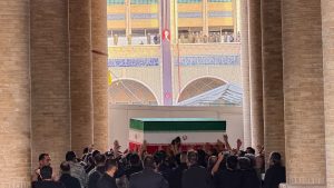 Khameneis kropp förd till religiöst komplex i Teheran inför begravning, rapporterar IRNA