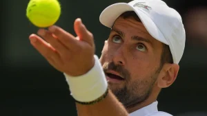 Djokovic närmar sig Federers Wimbledon-matchrekord efter seger i tredje omgången