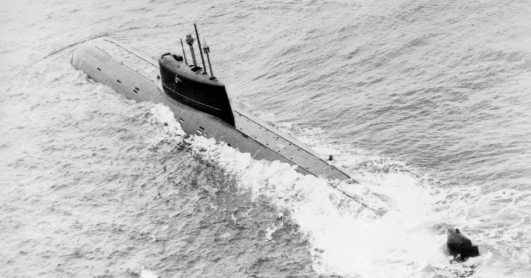 Sovjetisk atomubåt sjönk – läcker fortfarande radioaktivitet