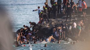 Minst 18 döda efter kaos vid migrantövergång vid spanska enklaven Ceuta