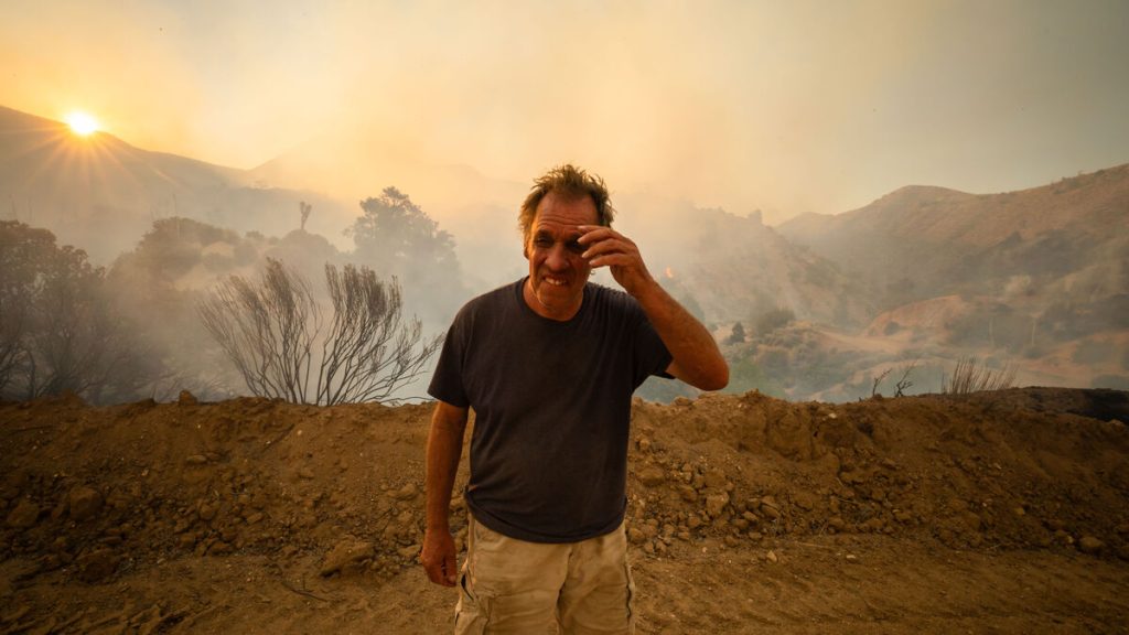 Skogsbrand norr om Los Angeles sprider sig snabbt, invånare uppmanas att evacuera