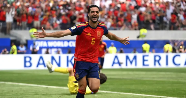 Spanien till VM-semi efter målvaktens misstag