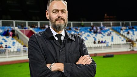 UEFA hotar med FIFA-bojkott över planerad försäljning av VM-andelar, när maktkampen intensifieras