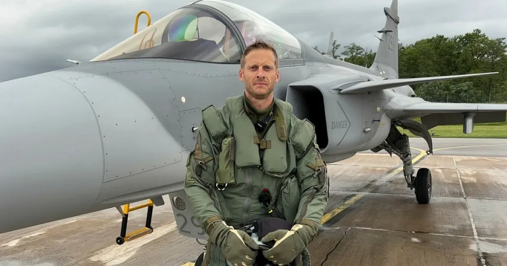 Historisk överflygning med svenska Gripen i Paris: ”En stor ära”