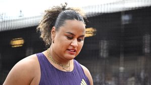 Här är en naturlig översättning/omskrivning av rubriken till svenska:
”Sverige drabbas av bakslag – Vanessa Kamga missar Finnkampen på grund av öroninflammation”
Alternativt, något mer komprimerat som en sportrubrik:
”Bakslag för Sverige – Vanessa Kamga missar Finnkampen” (utan anledningen, om man vill korta ner det)
Eller med lite annan vinkling:
”Vanessa Kamga tvingas missa Finnkampen – bakslag för Sverige”