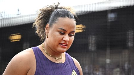 Här är en naturlig översättning/omskrivning av rubriken till svenska:
”Sverige drabbas av bakslag – Vanessa Kamga missar Finnkampen på grund av öroninflammation”
Alternativt, något mer komprimerat som en sportrubrik:
”Bakslag för Sverige – Vanessa Kamga missar Finnkampen” (utan anledningen, om man vill korta ner det)
Eller med lite annan vinkling:
”Vanessa Kamga tvingas missa Finnkampen – bakslag för Sverige”