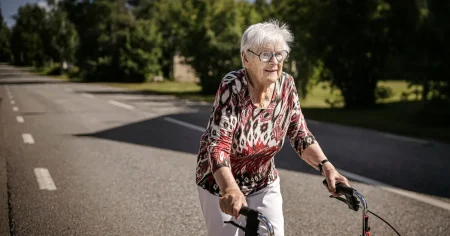 Ann-Mari reste 80 mil för sin knäoperation