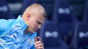 Haaland och andra norska Premier League-spelare kommer att bära svarta sorgband som hyllning till kung Harald.