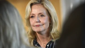 Centerpartiet vill att 90 procent av nybilsförsäljningen ska vara elbilar till 2030.
