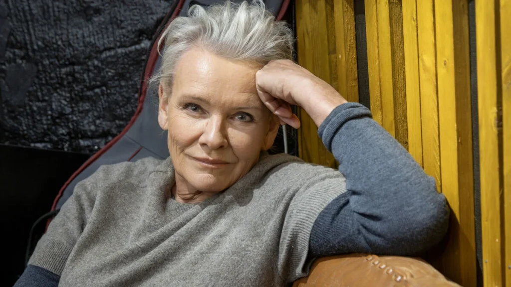 Socialdemokraterna värvar Eva Dahlgren till valstart efter Sverigedemokraternas Miss Snusk-drag