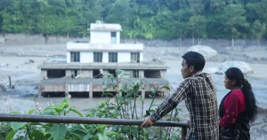 Bildspel: Så stor är förödelsen – husen som begravts i leran i Nepal