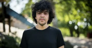 DN-fotografen Alexander Mahmoud ställer ut bilder från Husbykravallerna