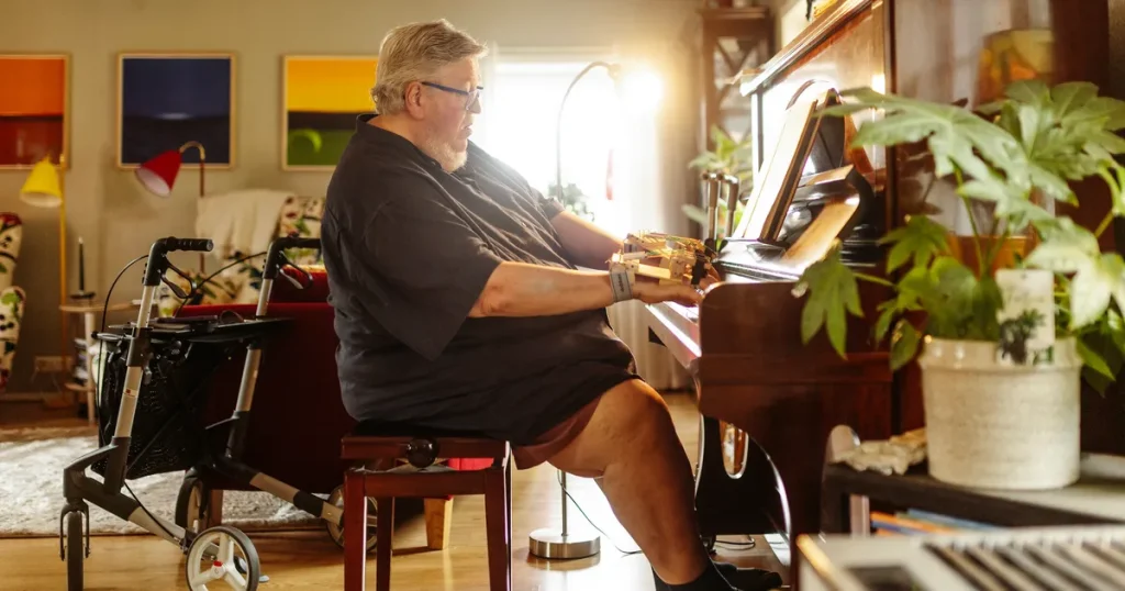 Pianist blev sjuk och fick sluta spela – då kom grannen med uppfinning