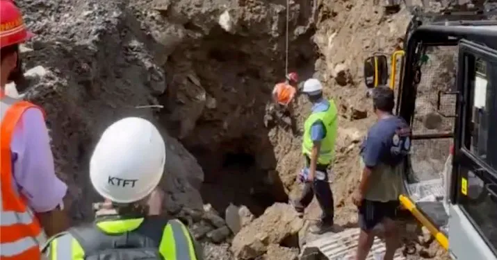 Firar sig ned med rep – letar överlevande i tunneln i Nepal