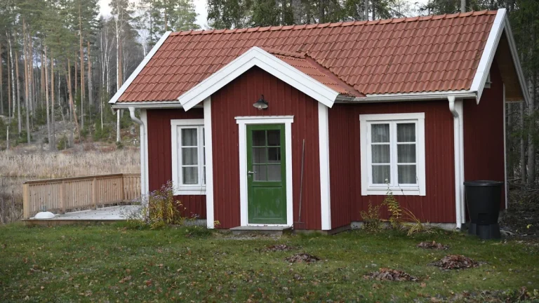 Här är några förslag på hur rubriken kan formuleras på svenska, från en direkt översättning till mer rubrikanpassade varianter:
Främsta förslaget (naturlig och korrekt):
Villaägarnas boendekostnader faller igen när elpriserna sjunker.
Alternativa varianter (anpassade för nyhetsrubriker):
Saklig och tydlig: Boendekostnaderna för villaägare minskar igen i spåren av lägre elpriser.
Orsak–verkan: Lägre elpriser sänker villaägarnas boendekostnader igen.
Kort och slagkraftig: Elprisras pressar ner villaägarnas boendekostnader igen.
Mer vardaglig ton: Villaägare får lägre boendekostnader igen tack vare sjunkande elpriser.
Alla varianter förmedlar samma budskap, men du kan välja den som passar bäst beroende på vilken ton du vill ha i din text.
