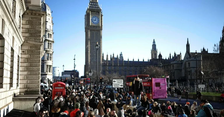 Rekordmånga unga lämnar Storbritannien