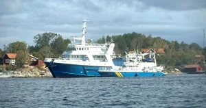 Forskningsfartyg på grund utanför Möja