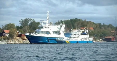 Forskningsfartyg på grund utanför Möja