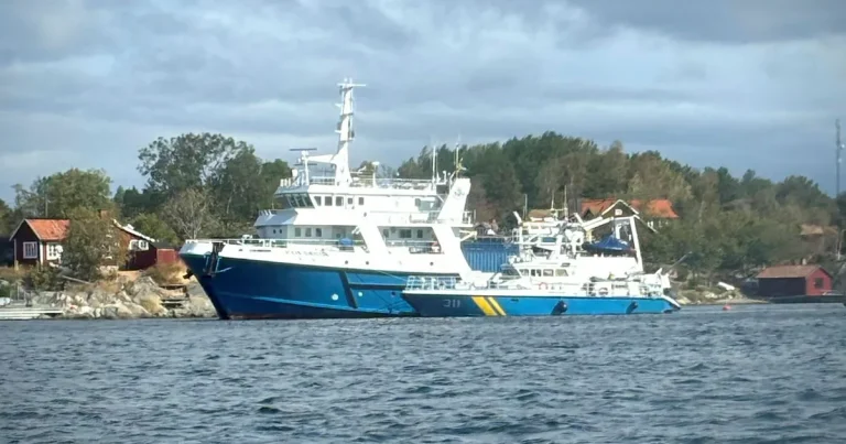 Forskningsfartyg på grund utanför Möja