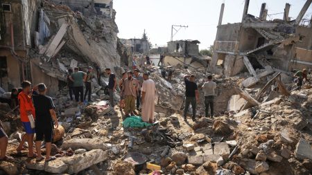 Minst 13 dödade i israeliska attacker mot bostäder och sjukhus i Gaza, säger Hamas