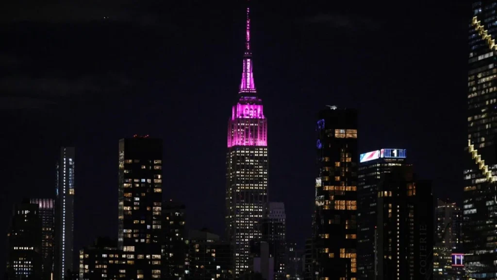 Empire State Building tänds i rosa som en hyllning till Dolly Parton