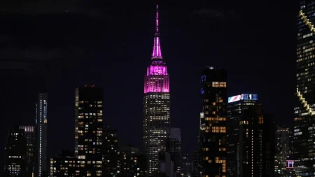 Empire State Building tänds i rosa som en hyllning till Dolly Parton