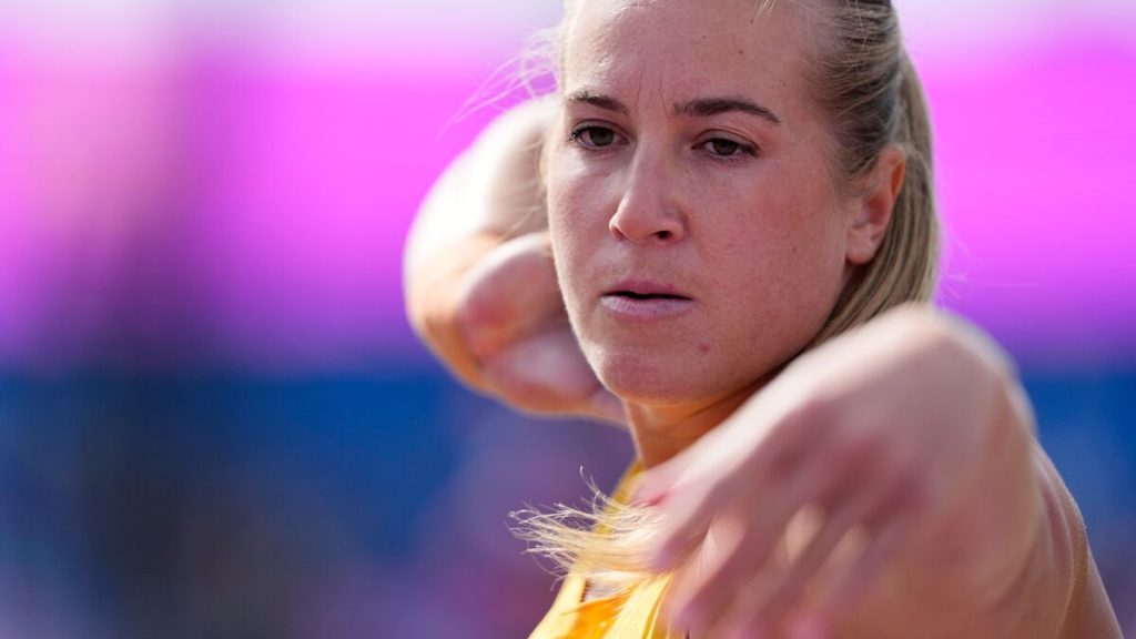 Svenska medaljhoppet Johansson och Roos tog sig enkelt till kula-finalen