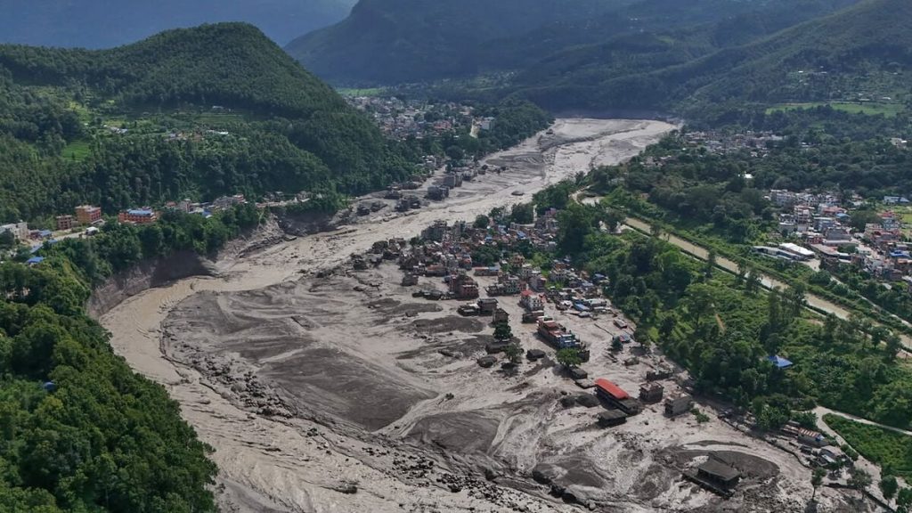 Här är titeln översatt till svenska:
”USA utlovar bistånd på nästan 500 000 dollar till Nepal efter de dödliga översvämningarna.”
Alternativ (lite mer rubrikformad):
”USA utlovar nästan en halv miljon dollar i bistånd till Nepal efter dödliga översvämningar.”