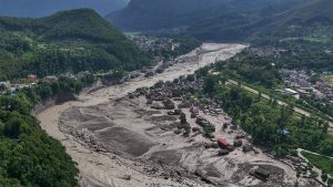 Här är titeln översatt till svenska:
”USA utlovar bistånd på nästan 500 000 dollar till Nepal efter de dödliga översvämningarna.”
Alternativ (lite mer rubrikformad):
”USA utlovar nästan en halv miljon dollar i bistånd till Nepal efter dödliga översvämningar.”