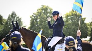 Svenska Lena Malmström i tårar efter första mästerskapsguldet i Aachen: ”Det är helt otroligt”