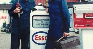 ”Macken” 40 år – så skrev två mekande bonnläppar svensk humorhistoria