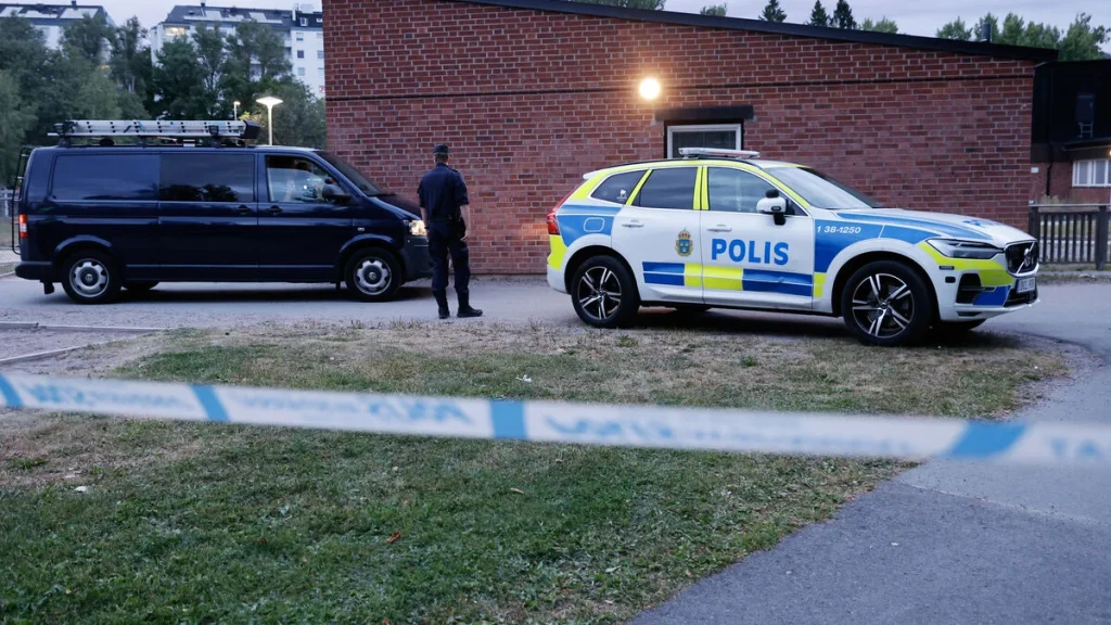 Polisen utreder misstänkt grovt våldsbrott efter höga smällar i Ronna i Södertälje.