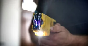 Sköts med elchockvapen på demensboende