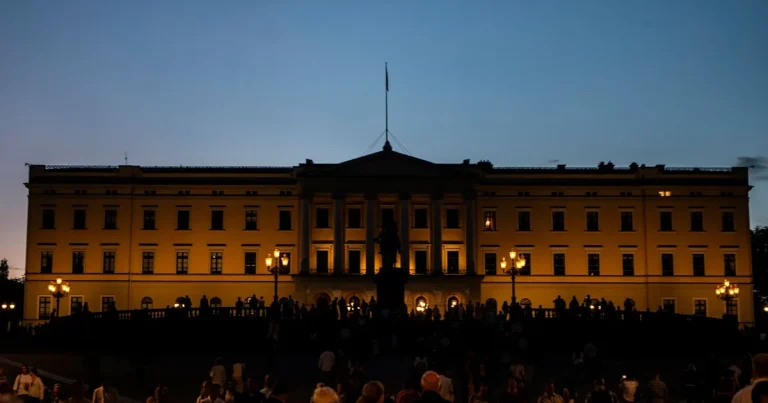 Norrmännen väntar på besked om kung Haralds hälsa