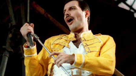 Freddie Mercurys scenkostymer ställs ut på Victoria and Albert Museum i London