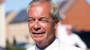 Nigel Farage utropar seger i Clacton-fyllnadsvalet medan rösträkningen fortsätter