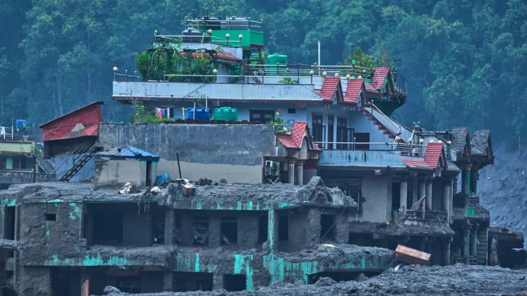 Svensk i Nepal: Fortfarande i panik efter dödliga översvämningar