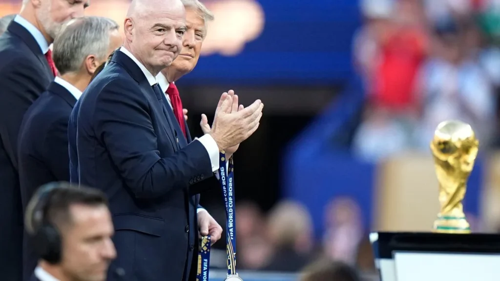 Uefa hotar med rättsliga åtgärder mot Infantino över plan för försäljning av VM-andelar