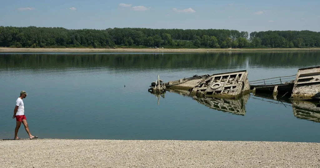 Låga vattennivåer i Donau gör nazistvrak synliga