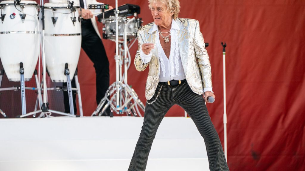 Här är en naturlig svensk översättning av rubriken:
”Rod Stewart ställer in avskedsturnéns konserter efter ingrepp i hjärtat”
Alternativa varianter beroende på stil:
Mer vardaglig/tydlig: ”Rod Stewart ställer in konserterna på avskedsturnén efter hjärtoperation.”
Mer komprimerad (TT-stil): ”Rod Stewart ställer in avskedsturné efter hjärtprocedur.”