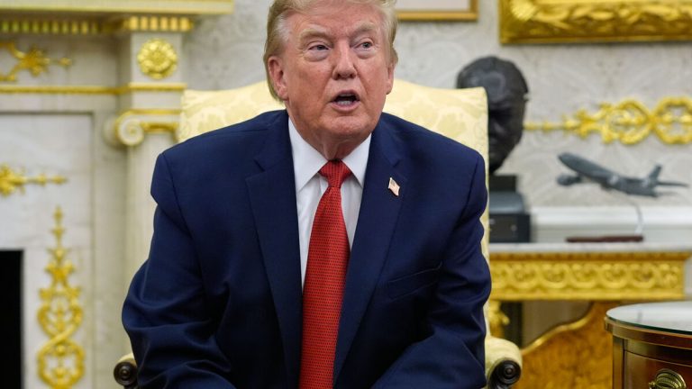 Här är en omskrivning av rubriken på svenska:
Trump skjuter upp tullhotet mot Kanada i tre dagar – säger att avtalet ska undertecknas