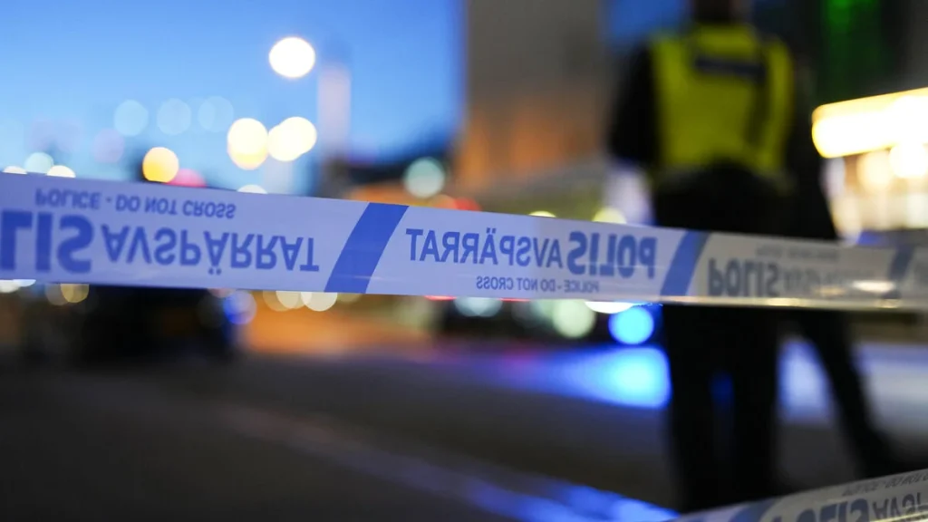 Lastbil välte i Borlänge, flera förda till sjukhus