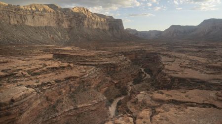 Here is the title rewritten in Swedish:
”Mer än 20 saknas efter plötslig översvämning som drabbat Grand Canyon och tvingat fram evakueringar.”
If you prefer a slightly more compact, news-style headline alternative, you could also use:
”Plötslig översvämning i Grand Canyon – över 20 saknas och evakueringar pågår.” (This translates back to ”Flash flood in Grand Canyon – more than 20 missing and evacuations ongoing.”)