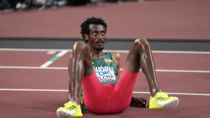 Here is the title rewritten in Swedish:
Yomif Kejelcha slog världsrekord i halvmaraton i Buenos Aires