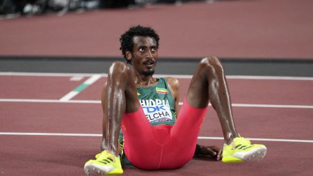 Here is the title rewritten in Swedish:
Yomif Kejelcha slog världsrekord i halvmaraton i Buenos Aires
