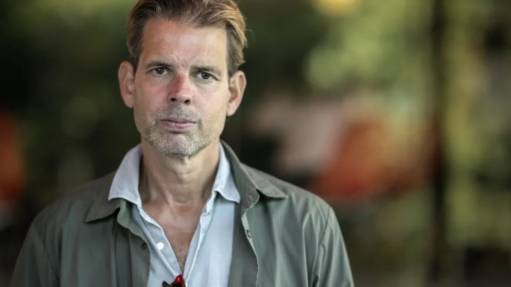 Alex Schulman kallar sin regidebut Arkipelag fantastisk inför premiären den 9 oktober.